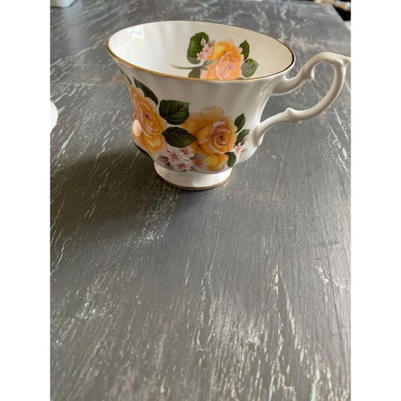 Royal Albert yellow primrose teacup and saucer - Scalloped gold trim saucer​ - Picture 4 of 7